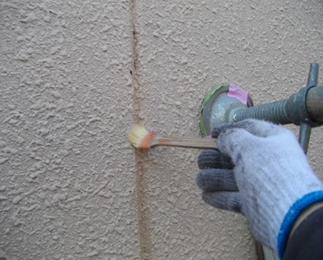 画像：外壁塗装作業 その3 シーリング工事 ALC目地 プライマー塗布