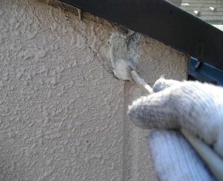 画像：外壁補修工事 その1 外壁欠損部 プライマー塗布