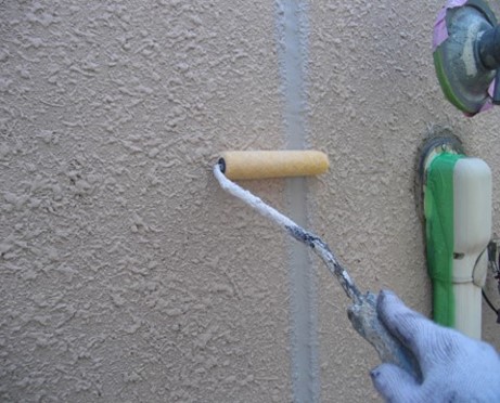 画像：外壁補修工事 その1 パラテックス（モルタル防水）下塗り